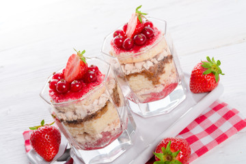 Strawberry - currant crumble Dessertt