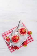 Strawberry - currant crumble Dessertt