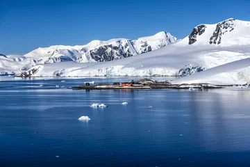 Fotobehang Antarctica research Chileen base station © marcaletourneux
