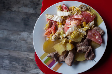 картошка мясо и салат