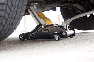 Hydraulic jack © pixelia97