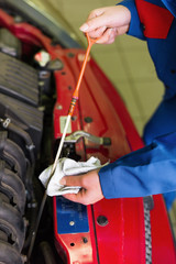 &Ouml;ldruck im Auto wird gemessen