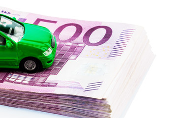 Grünes Auto auf Geldscheinen