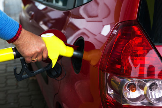 Frau beim tanken auf Tankstelle
