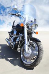 Naklejka premium motorcycle on asphalt against sky