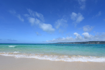 Fototapeta na wymiar コマカ島の美しい海と夏空