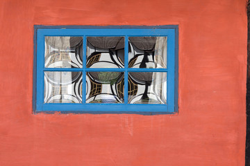 Antikes Fenster mit Butzenglas