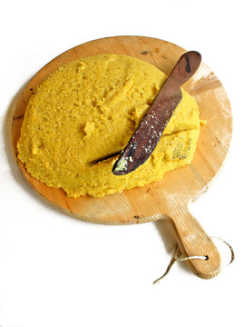 POLENTA SU TAGLIERE DI LEGNO