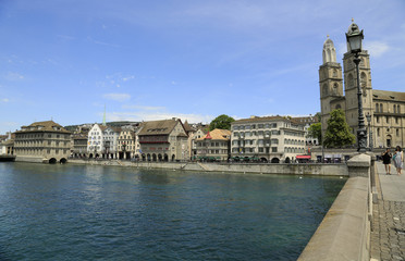 Obraz premium Blick auf Ostufer der Limmat mit Grossmünsterin in Zürich
