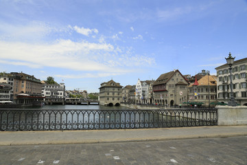 Blick auf die Altstadt von Zürich von der Münsterbrücke