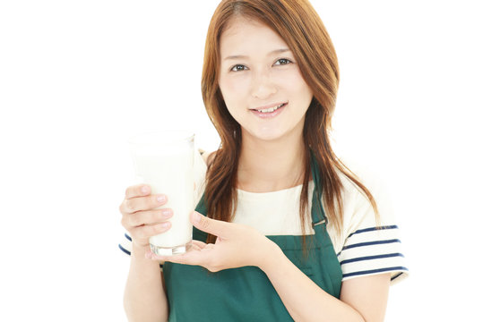牛乳を飲む笑顔の女性