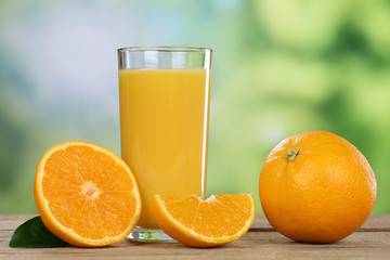 Orangensaft mit frischen Orangen im Sommer
