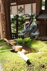 諏訪大社上社本宮　御手洗の龍