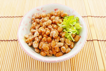 小皿に入れた納豆