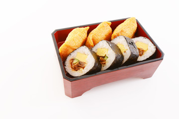 美味しそうな巻き寿司と稲荷寿司