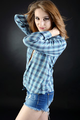 Teenager in Blus und Hot Pants