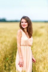 Obraz premium beautiful woman posing in wheat field