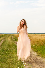 Fototapeta na wymiar beautiful woman posing in wheat field