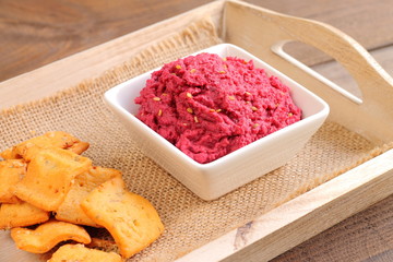 Beetroot and chickpea hummus with crackers