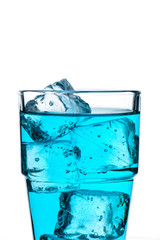 Glas mit Eiswürfel und Getränk in blau