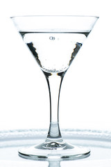 Glas mit Gin tonic und Kohlensäure