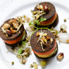 Pumpernickel mit Räuchertofu und Sprossen