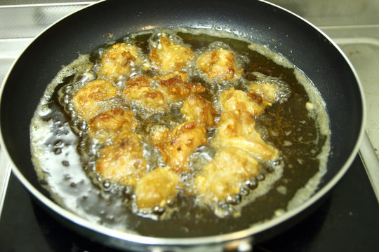 chicken nuggets in hot cooking oil