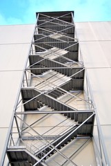 Almacén industrial con escalera