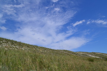 Холм и облака