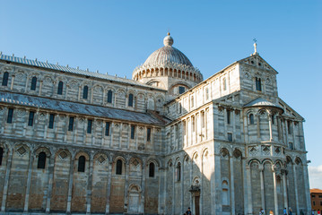 Duomo di Pisa con portone, decorazioni, bassorilievi e sculture