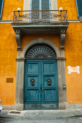 Porta in legno, ingresso vecchio palazzo signorile