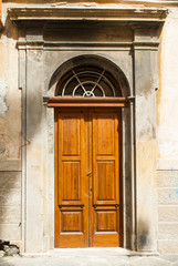 Fototapeta na wymiar Porta in legno, ingresso vecchio palazzo signorile