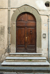 Fototapeta na wymiar Porta in legno, ingresso vecchia casa signorile