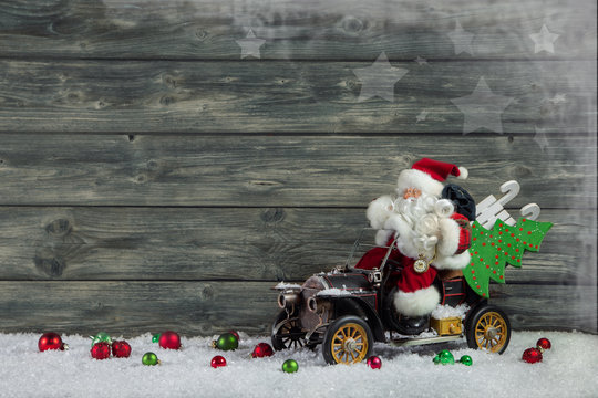 Santa Claus zu Weihnachten auf Holz Hintergrund mit Rot