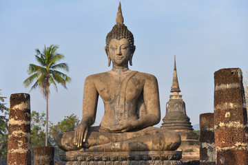 Fototapeta premium Estatua de Buda en el parque histórico de Sukhothai, Tailandia