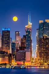 Meubelstickers Super Moon rise above the midtwon Manhattan skyscrapers © mandritoiu