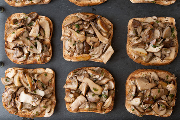 Crostini ai funghi porcini