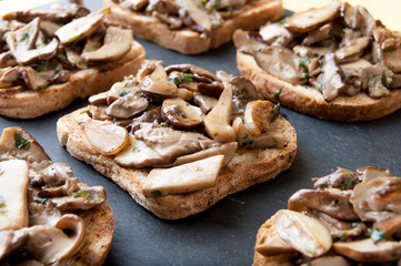 Crostini ai funghi porcini