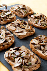 Crostini ai funghi porcini