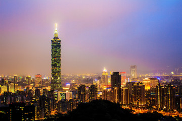 Fototapeta na wymiar Taipei's City Skyline at sunset with the famous Taipei 101