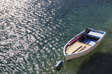 Obraz premium Transparent wavy surface of sea water with boat