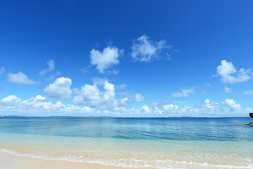 美しい海と夏空