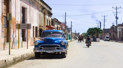 erikanischer Oldtimer in Kuba am Strassenrand