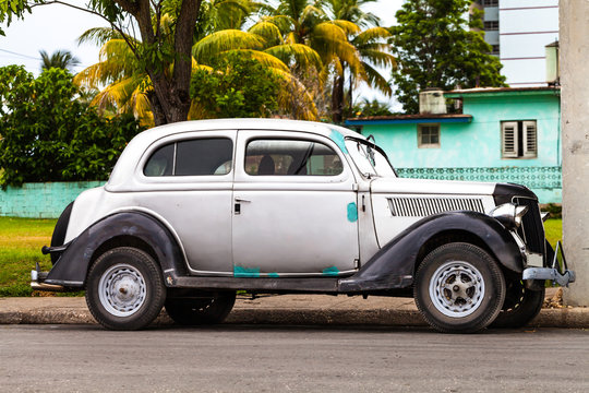 Kuba Oldtimer parkend auf der Strasse