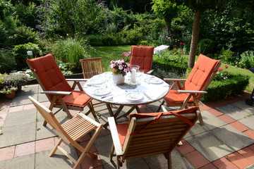 Gedeckter Tisch im Garten