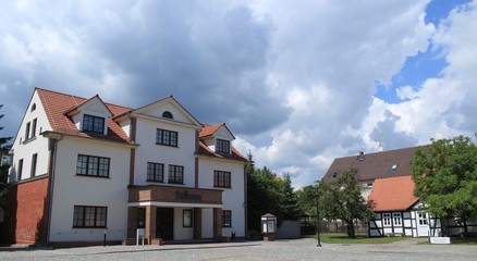 Fototapeta na wymiar Rathaus und Heimatstube am Markt in Falkenberg/Elster