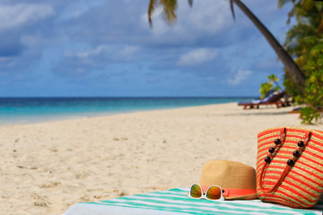 Obraz premium hat, bag, sun glasses on tropical beach