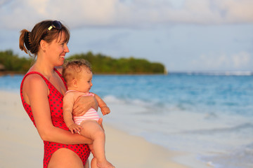Fototapeta premium mother and little daughter on sea vacation