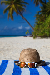Fototapeta na wymiar hat and sunglasses on tropical vacation