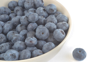 the berries of blueberry in a ceramic bowl